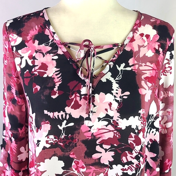 Quintessential Split Sleeve Blouse - Picture 2 of 14